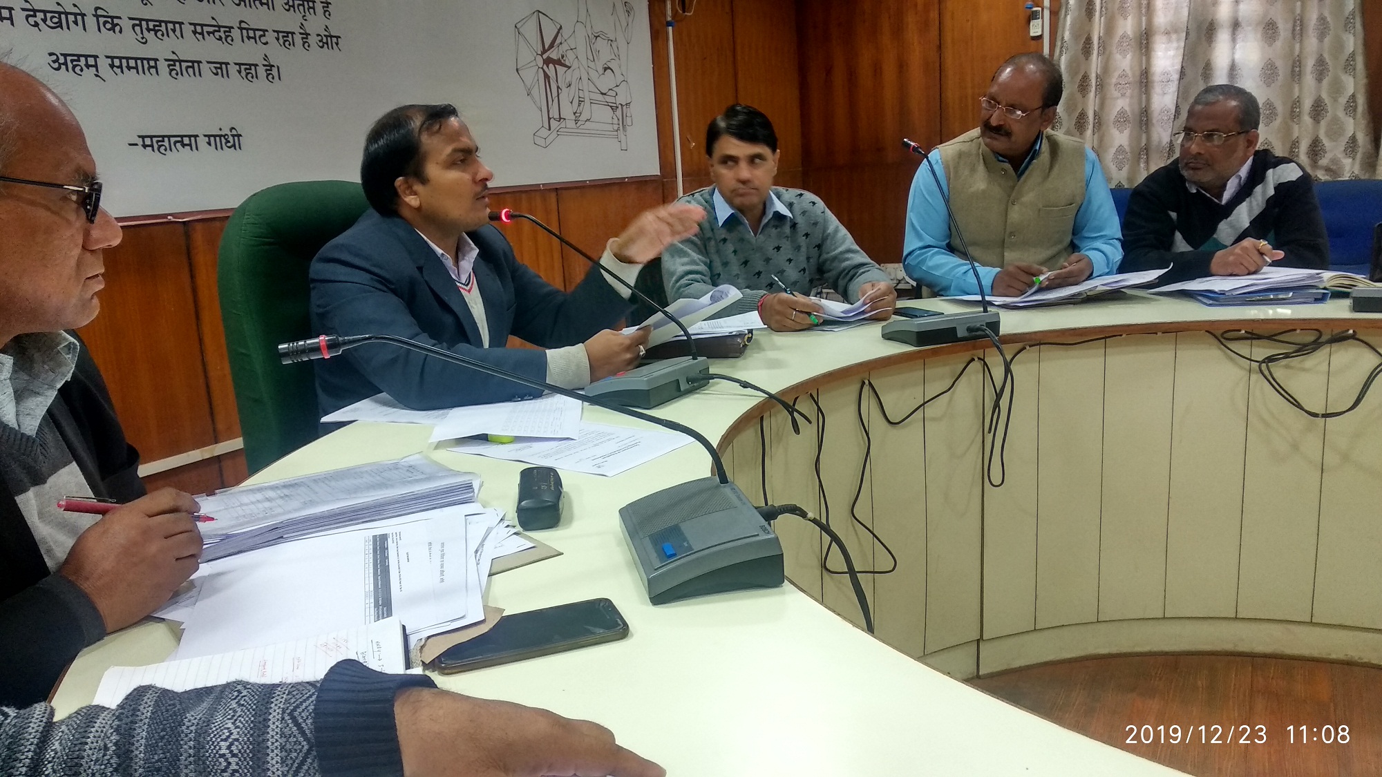 लंबित प्रकरणों को समय सीमा में करें पूरे, एडीएम ने दिए अधिकारियों को निर्देश