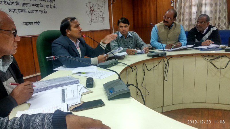 लंबित प्रकरणों को समय सीमा में करें पूरे, एडीएम ने दिए अधिकारियों को निर्देश