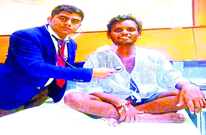 मिलिए छत्तीसगढ़ के गरीबों के दिल के डॉक्टर से, हिंदी मीडियम सरकारी स्कूल से पढ़कर बने देश के टॉप हार्ट सर्जन, Video