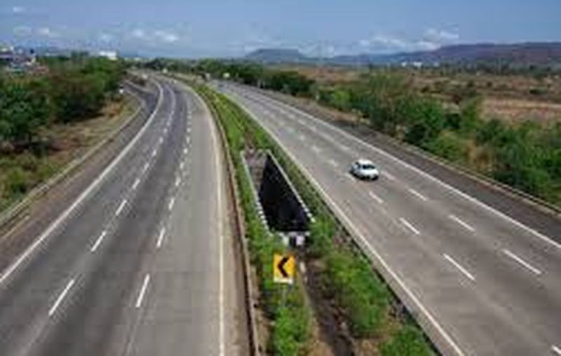 चौराहे पर रोक दिया काम, पीडब्ल्यूडी का नाम पर कोहराम