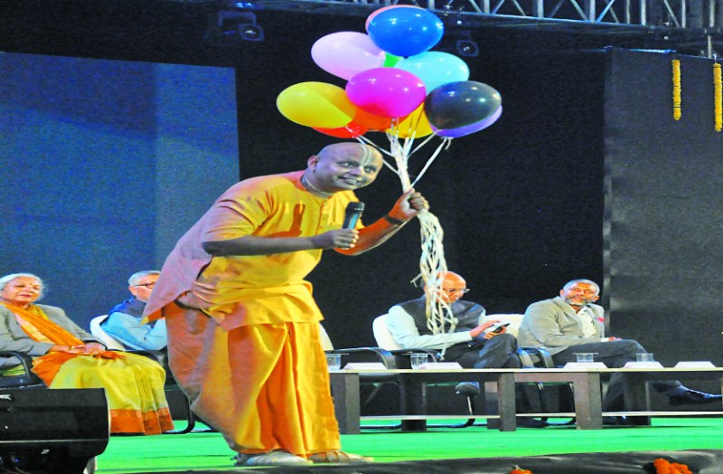 मॉडर्न संत गौर गोपालदास ने रायपुर में कह दी बड़ी बात, बच्चों के लिए क्यों जरूरी है स्मार्ट फोन