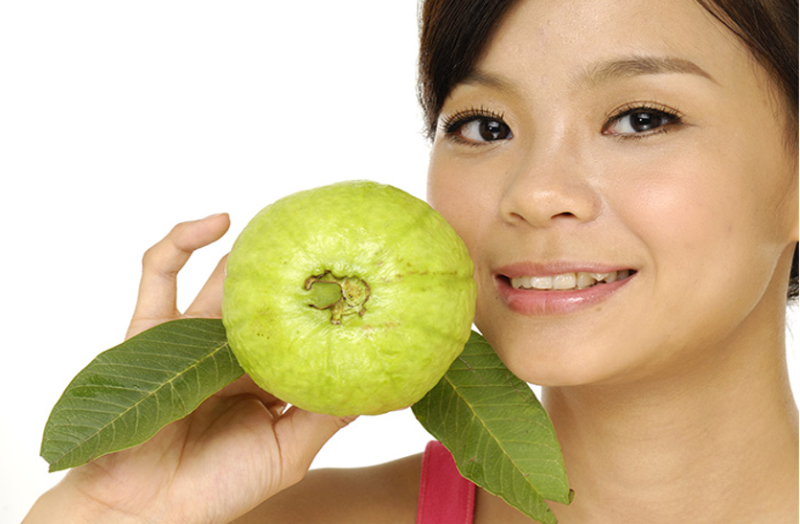 सर्दी के मौसम में फायदेमंद है अमरूद का सेवन, बढ़ेगी रोग प्रतिरोधक क्षमता, दूर होंगे त्वचा रोग