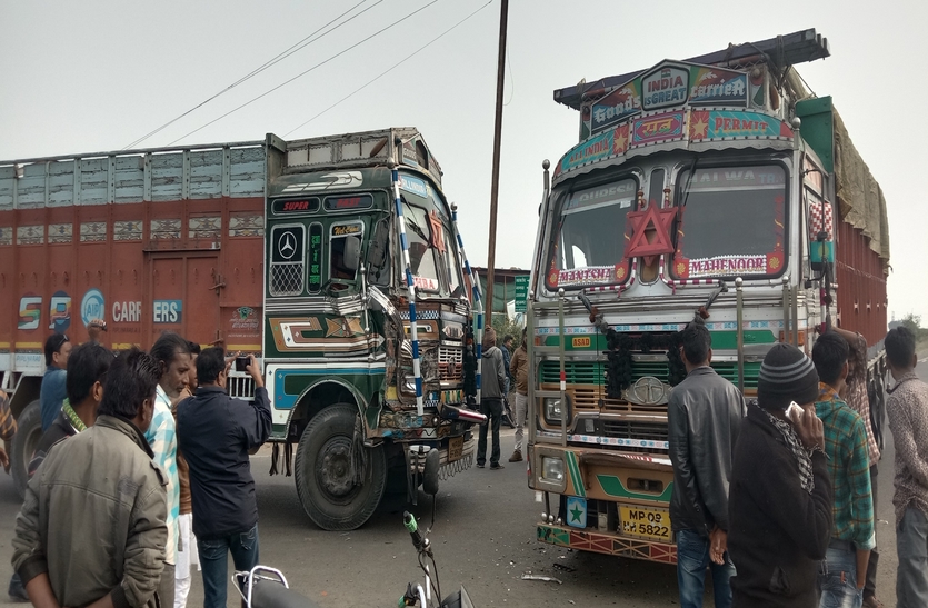 खाचरौद बायपास रतलाम-बडऩगर फंटे पर दो ट्रक आपस में भिड़े