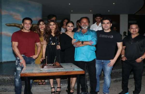 महेश मांजरेकर की बेटी सई मांजरेकर ने 'दबंग 3' की टीम के साथ मनाया अपना बर्थडे, देखें खास तस्वीरें