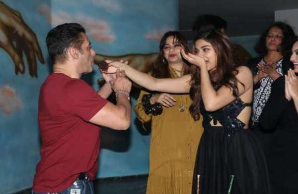 महेश मांजरेकर की बेटी सई मांजरेकर ने 'दबंग 3' की टीम के साथ मनाया अपना बर्थडे, देखें खास तस्वीरें