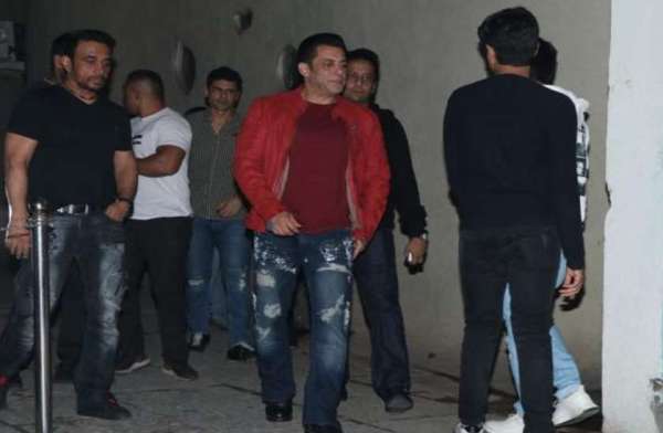 महेश मांजरेकर की बेटी सई मांजरेकर ने 'दबंग 3' की टीम के साथ मनाया अपना बर्थडे, देखें खास तस्वीरें