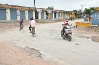  खराब सड़कों पर 'विकास की' धूल फांकते गुजरा साल