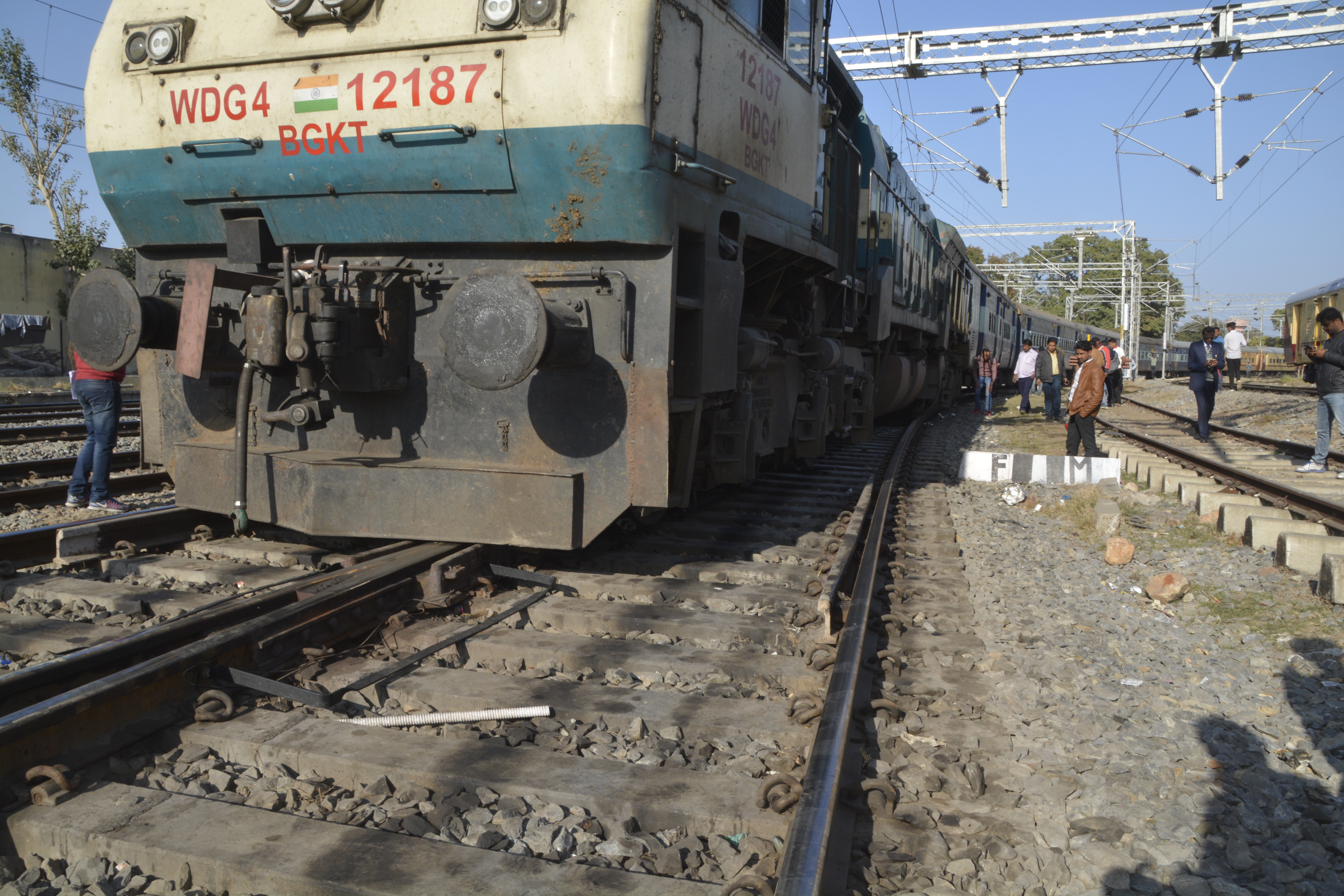 Train Accident : यात्री ट्रेन इंजन का पहिया पटरी से उतरा, मची अफरा-तफरी