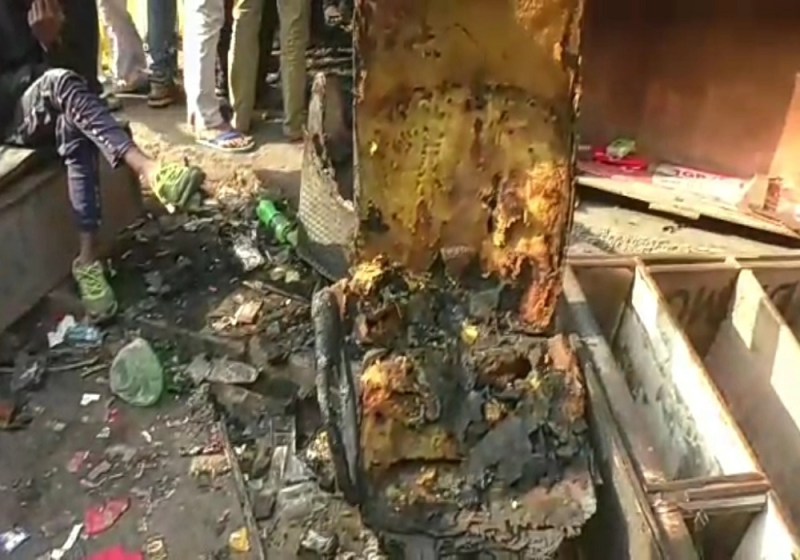 पुलिस चौकी के सामने जलाकर फूंक दी गई दुकान, आखिर क्या है पूरा मामला, जानिए