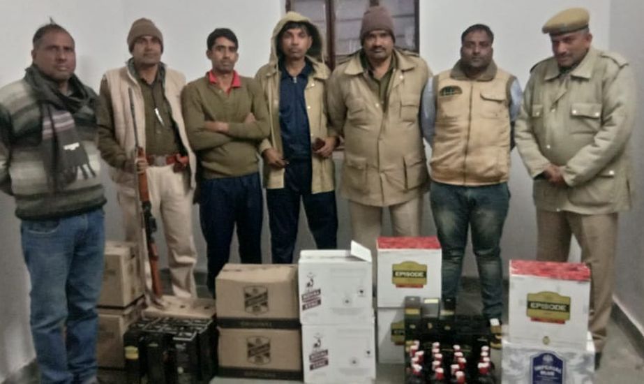 चौपहिया वाहन व भारी मात्रा में शराब बरामद