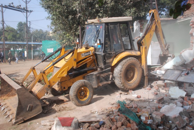 सरकारी जमीन पर बने अवैध अतिक्रमण को तोड़ा, मुक्त कराई दो करोड़ की जमीन