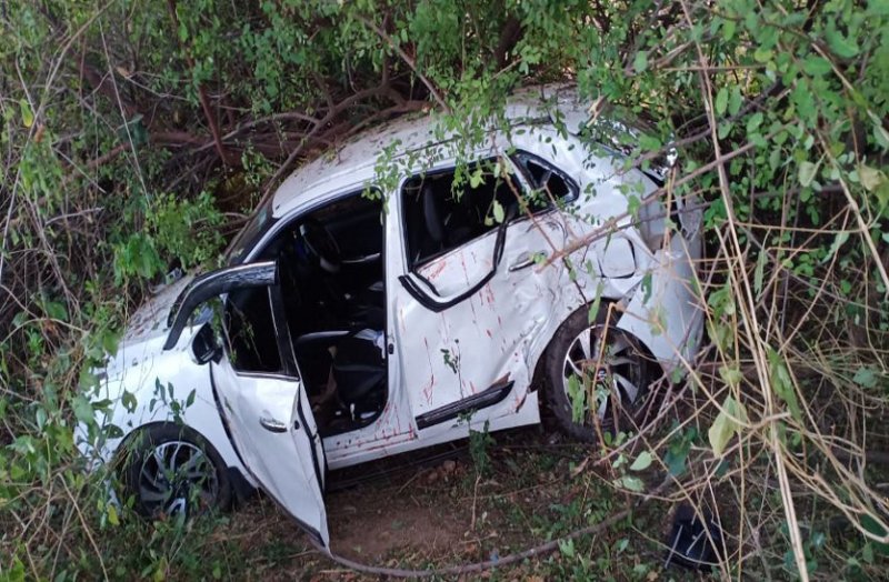 Uncontrolled car crashed into the bus and crashed into the bushes, two deaths, three serious ...