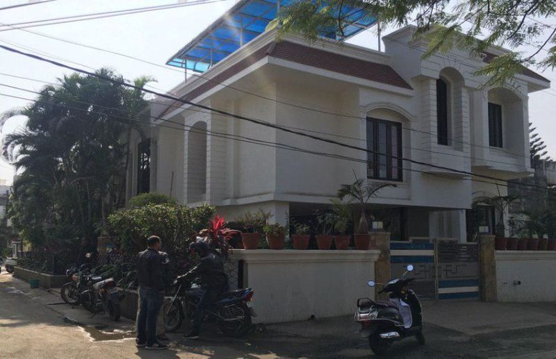 VIDEO : जमीन के 'जादूगर' चंपू अजमेरा के घर पहुंची पुलिस, पत्नी बोली - पता नहीं कहां चले गए हैं...