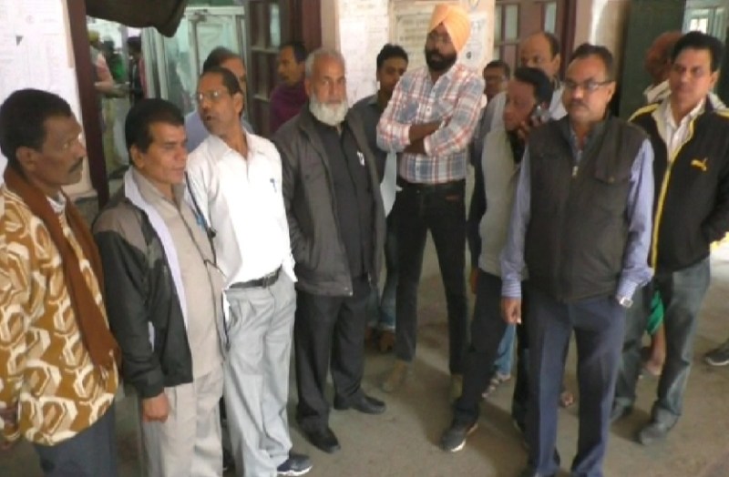 छुट्टी के आवेदन में हस्ताक्षर नहीं होने की बात पर निगम के एई व कर्मचारी संघ अध्यक्ष आपस में भिड़े