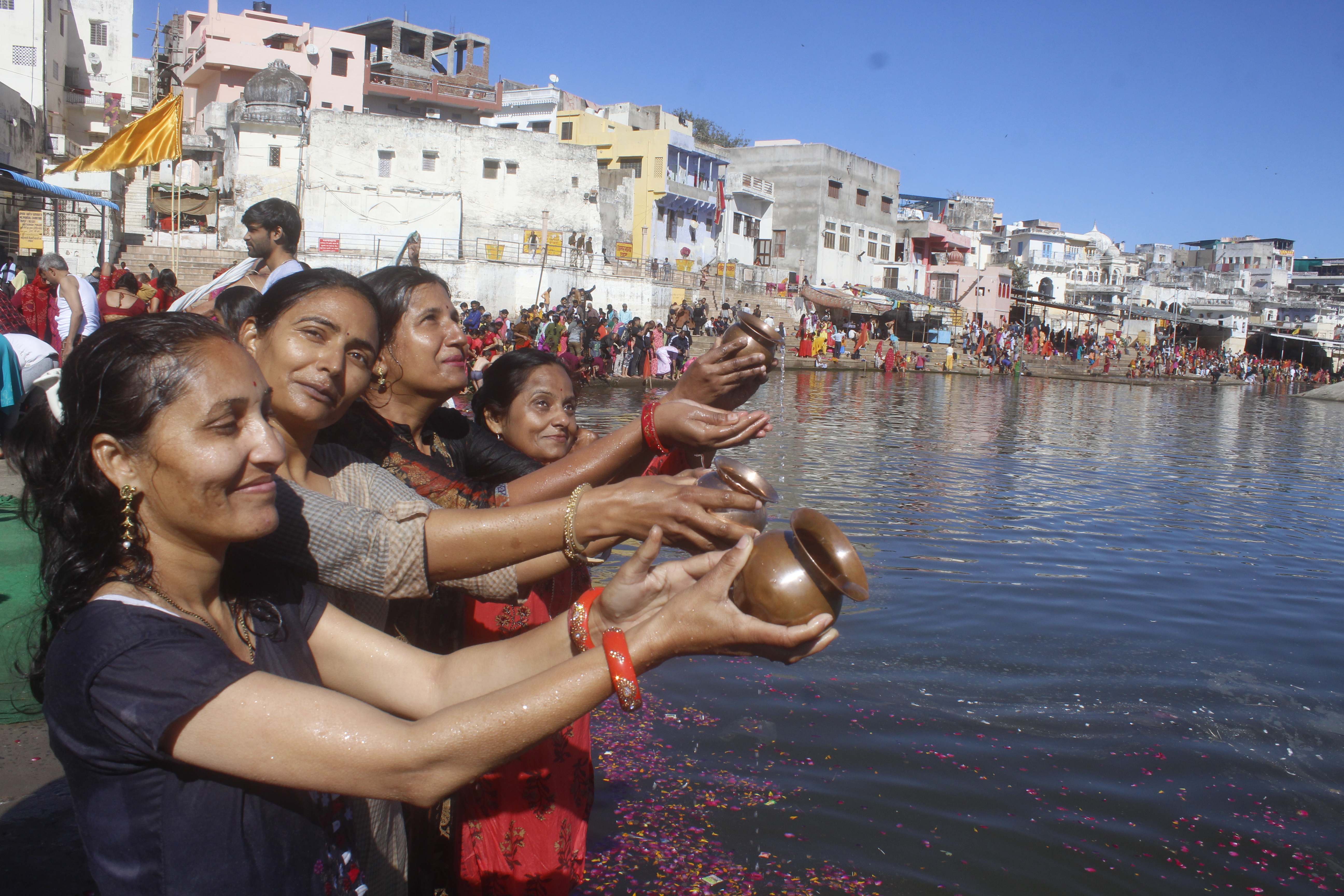 सूर्य ग्रहण खत्म के बाद पुष्कर सरोवर में स्नान के लिए उमड़े श्रद्धालु