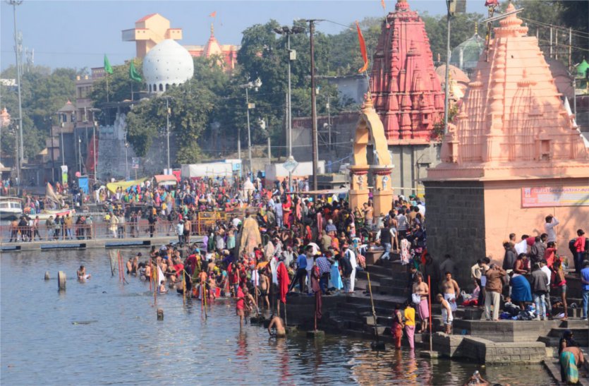 Devotees take a dip in Shipra after solar eclipse