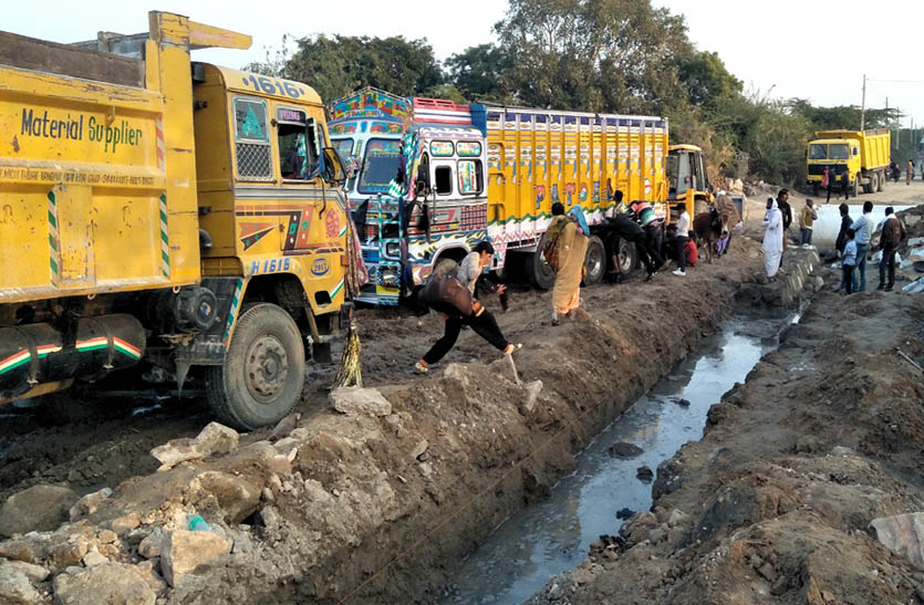 निर्माणाधीन रपट के पास ट्रक फंसने से पांचे घंटे लगा जाम, दूनी-घाड़ मार्ग पर लगी रही वाहनों की कतार