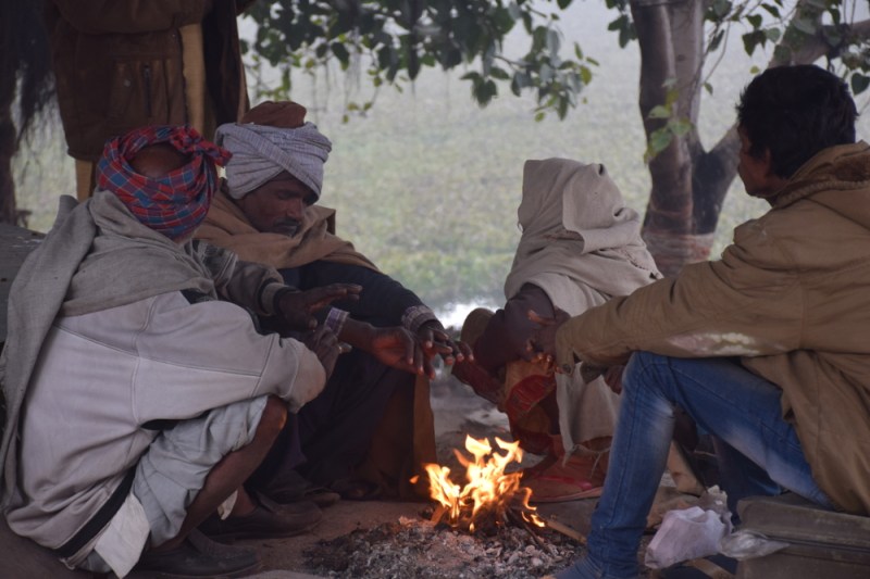 कोहरे व कड़ाके की ठंड से जनजीवन बेहाल, यातायात बेपटरी