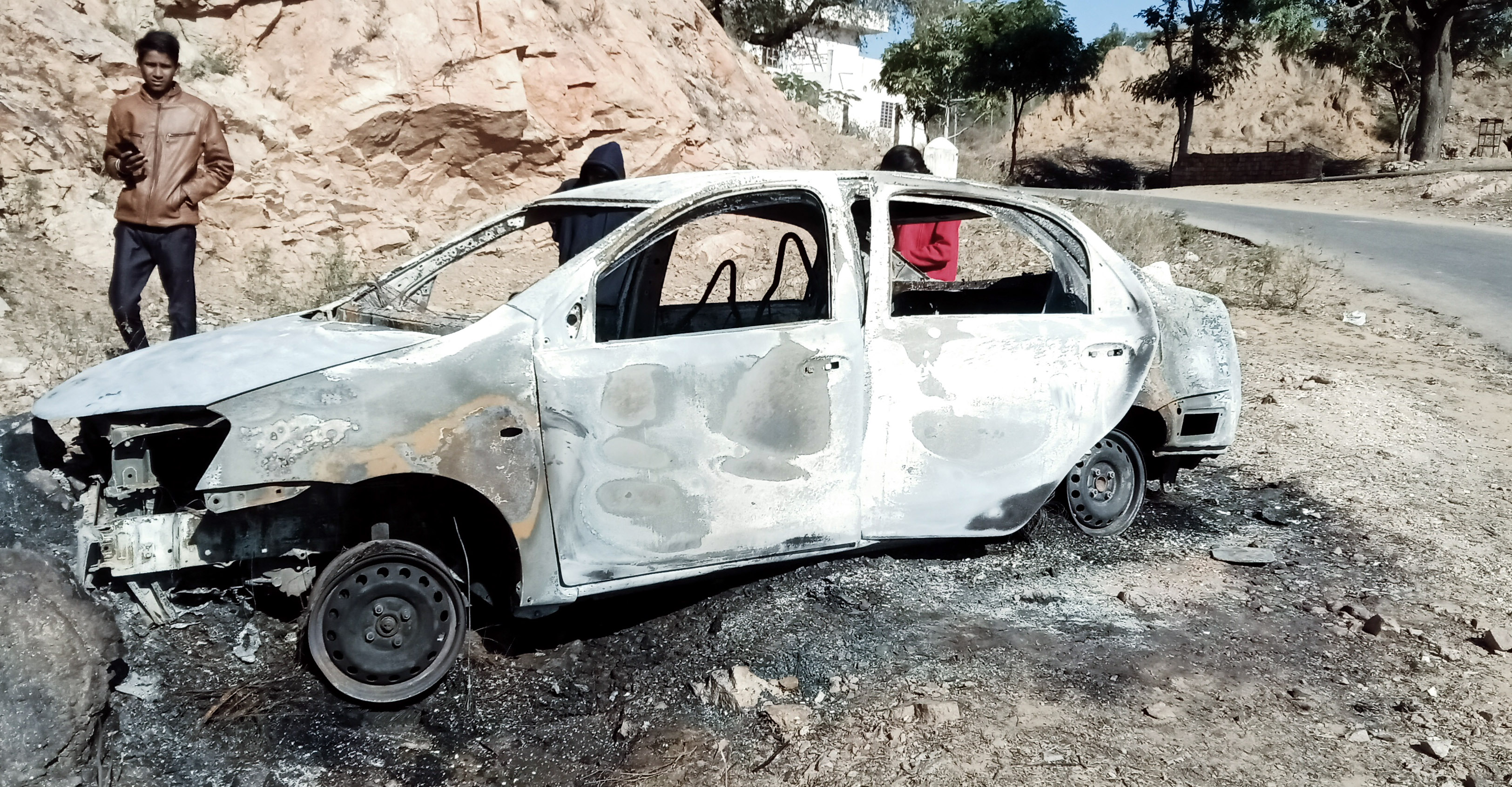 fire in Car: चट्टान से टकराने बाद कार में लगी आग