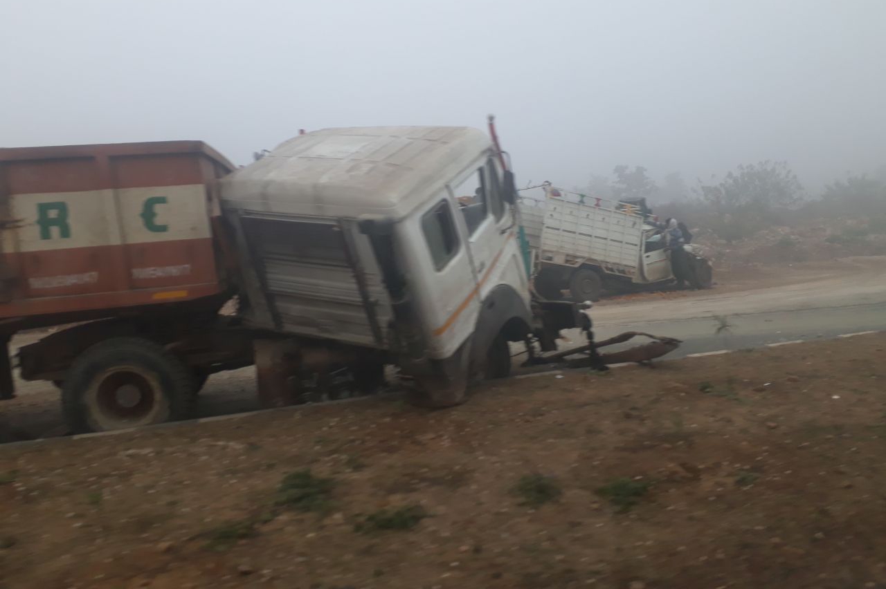 Vehicles clashed on highway in mist of fog, many injured