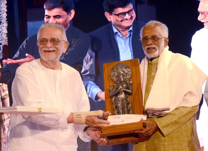 गुलजार का तंज, दिल्ली वालों से लगता है डर, न जाने कब कौन-सा कानून बना दें