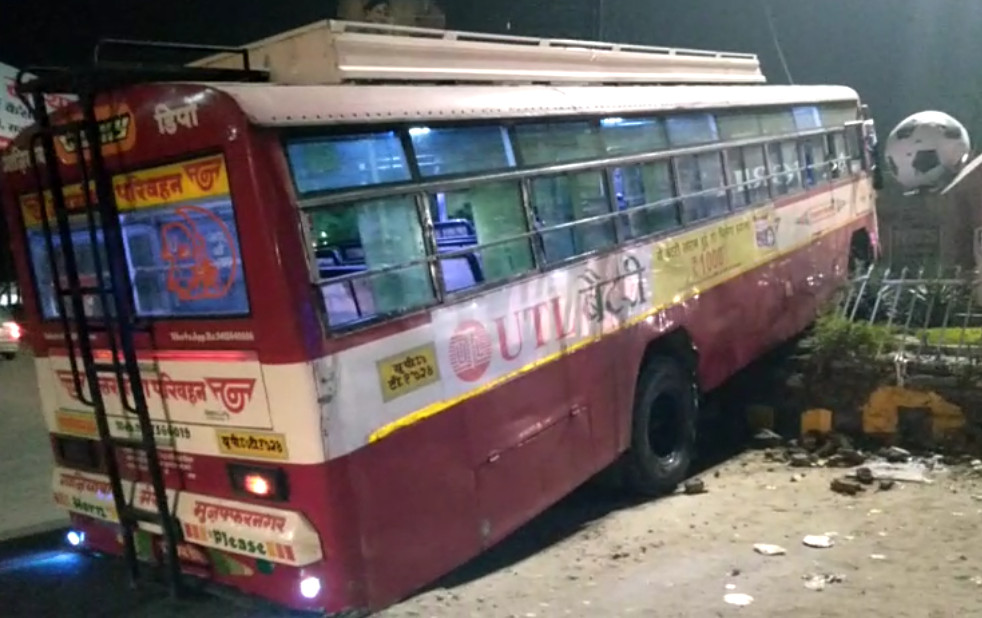 VIDEO: नशेड़ी बस ड्राइवर ने फिल्मी स्टाइल में तिराहे पर चढ़ा दी बस