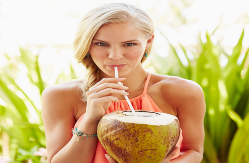 एनर्जी बूस्टर के साथ त्वचा को निखारता है नारियल पानी