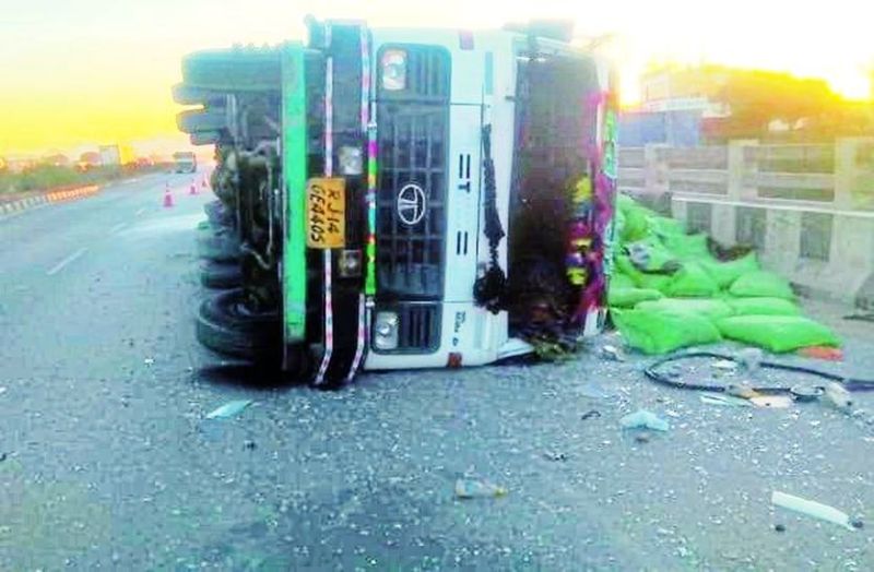 टायर फटने से ट्रक पलटा, सडक़ पर बिखरे चीनी के कट्टे