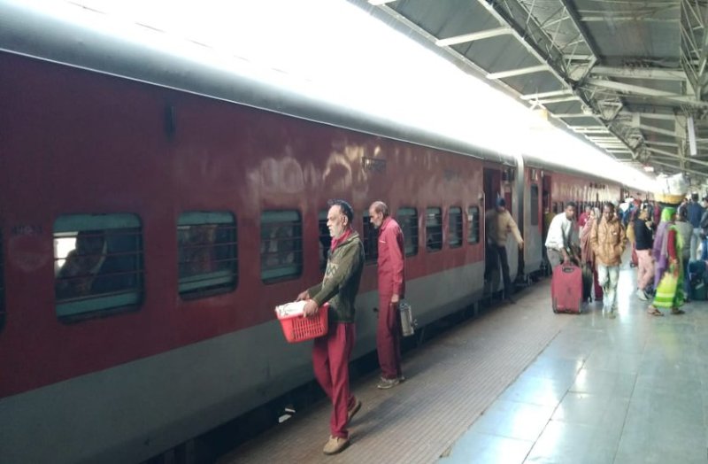 The speed of trains stopped in the mist of fog, trains late for hours ahead of schedule