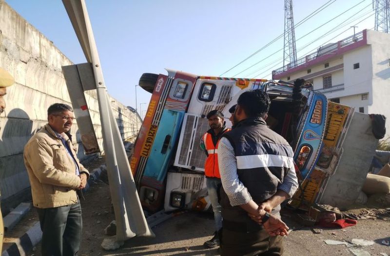 चंद्रावती पुल पर हादसा, रेलिंग तोड़कर पुल से गिरा ट्रेलर, दादा-पोता समेत तीन की मौत