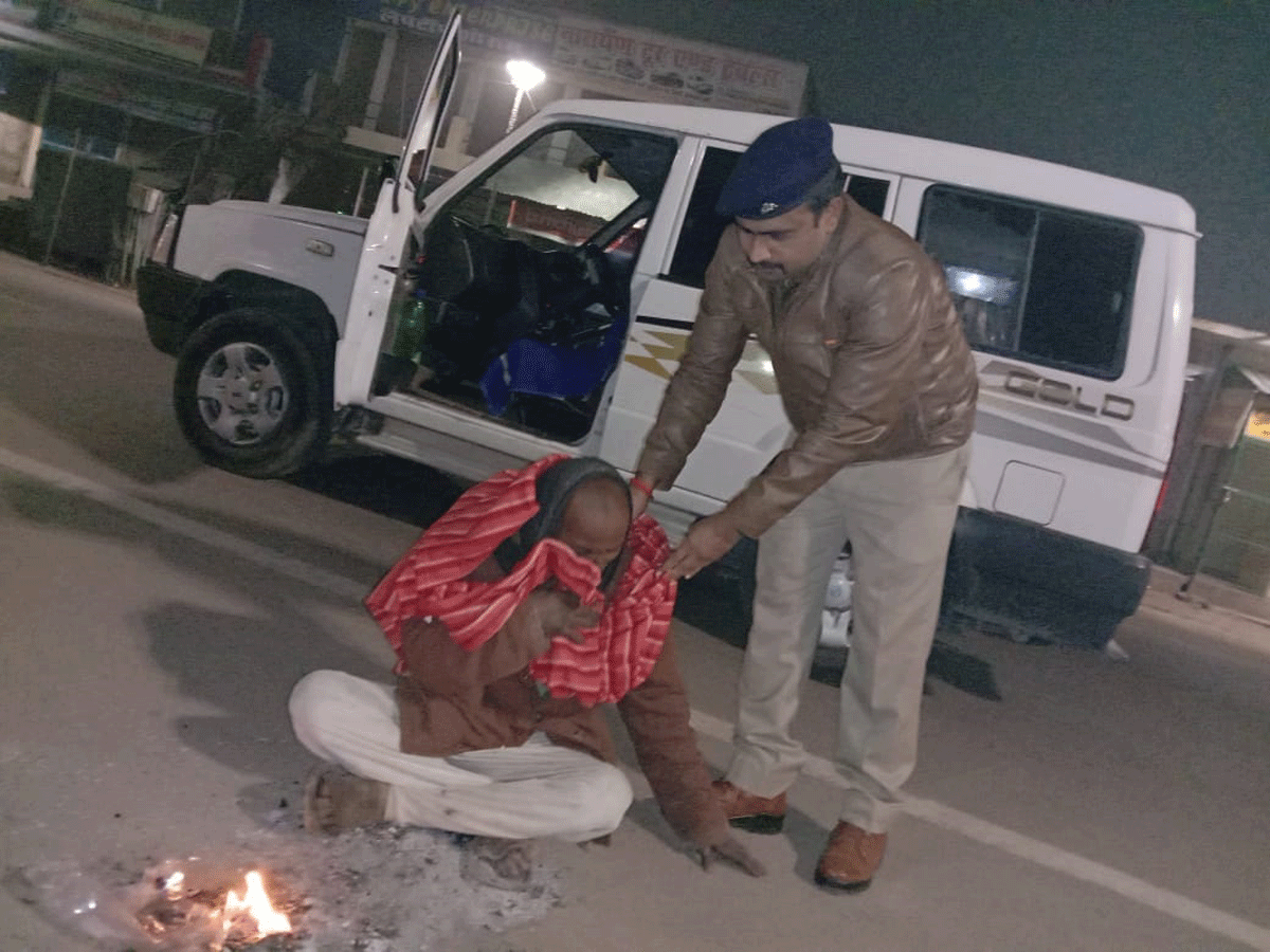 Police Officer Ayodhya Virender Vikram Singh is helping poor in cold