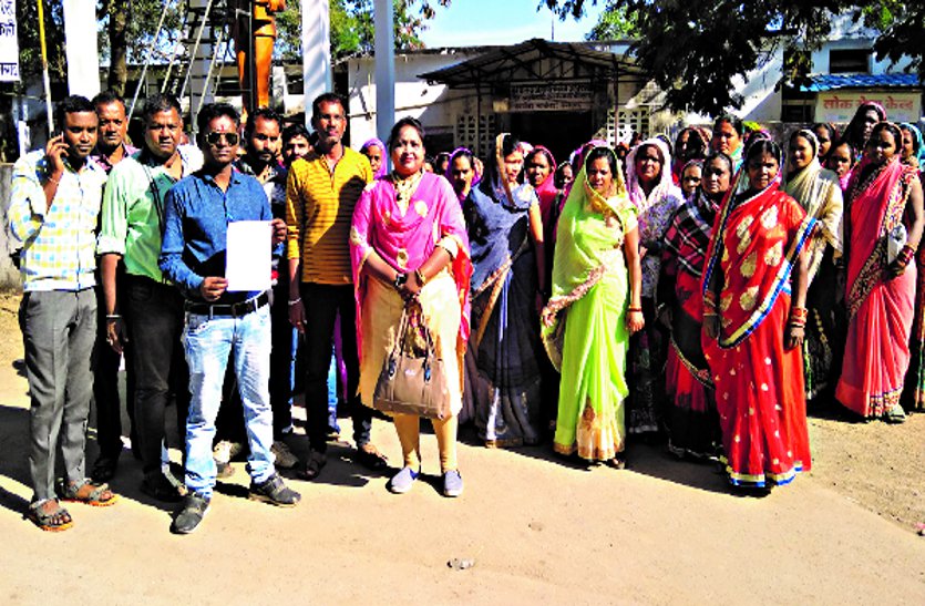 Villagers besiege tehsil office, demand to remove encroachment
