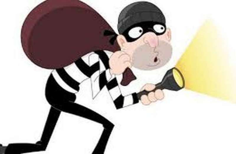 दुकान का ताला तोड़ते चोर पुलिस कंट्रोल रूम में स्क्रीन पर दिखे तो पुलिस ने जाकर दबोच लिया