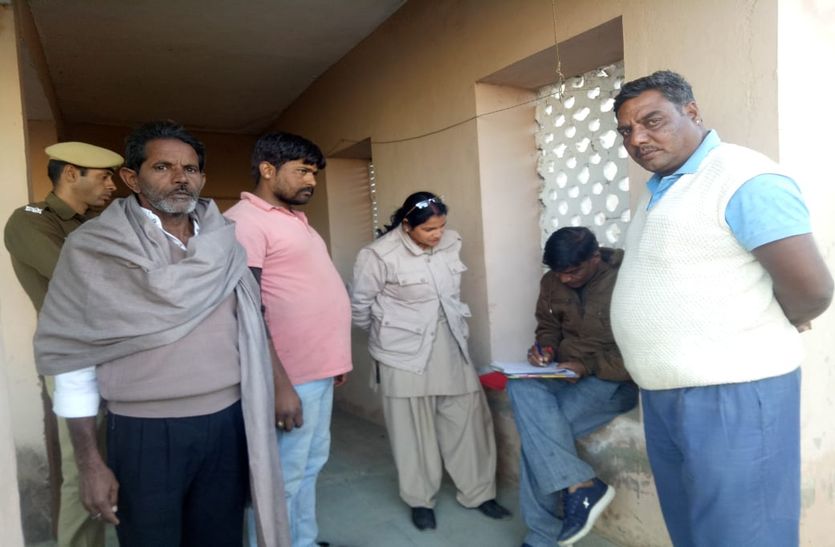 बाइक डिवाइडर से टकराने से पिता की मौत, बेटी घायल