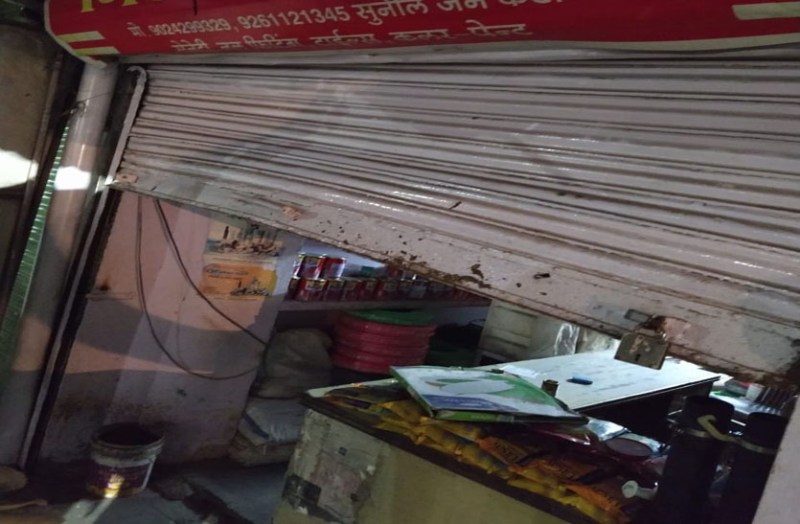 सर्द रात में चोरों की धमाचौकड़ी, तीन दुकानों के ताले तोडकर चोरी का प्रयास
