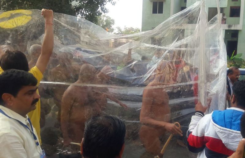 VIDEO : आचार्यश्री विद्यासागर की तबीयत नासाज, पांव में छाले और घुटने में दर्द से विहार रुका