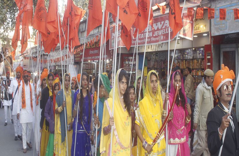 देखों तलवार थाम कर कहां चलीं….