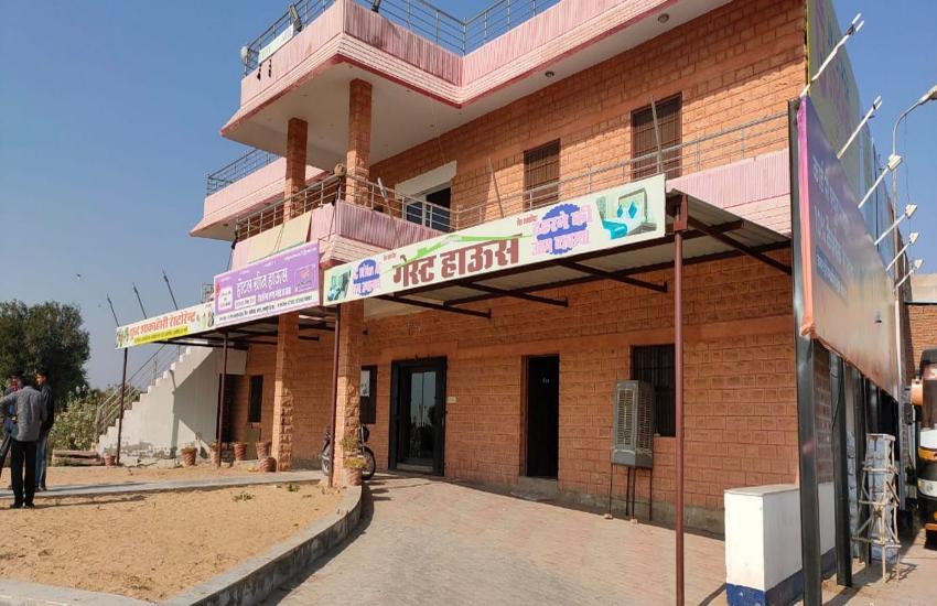 सडक़ सीमा पर बना दी होटल