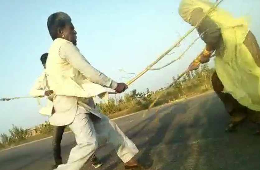 जेठ और उसके बेटे ने महिला को डंडों से पीटा, सोशल मीडिया पर वायरल हुआ वीडियो