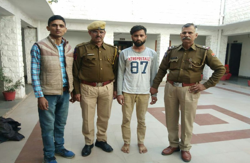 बिजली फिटिंग करने वाले ने लाखों के जेवर