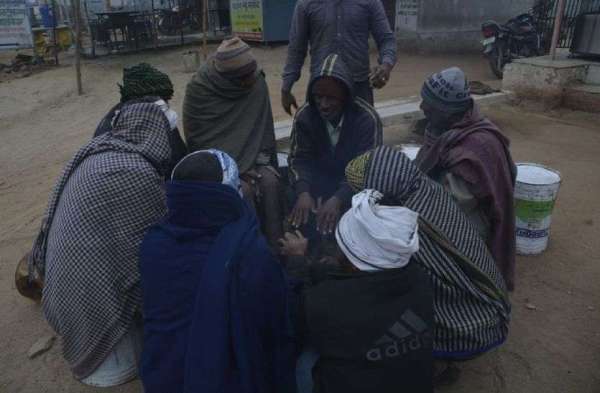 Cold 2019 : जाते साल में सर्दी ने खाया ताव तो सुलगे अलाव....