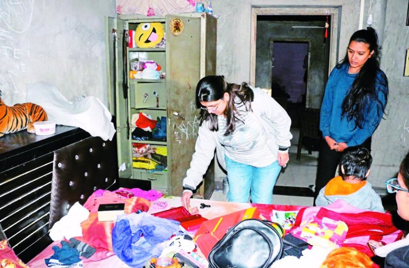 thieves stole lakhs of jewels and rupees from house