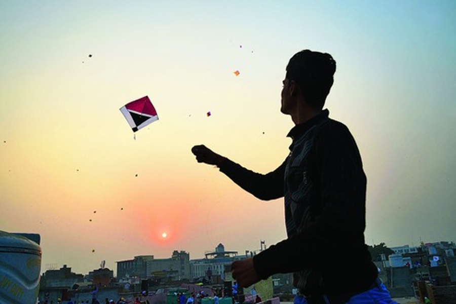 Careful flying kites, do not cut your flight anywhere, the door to life of the innocent