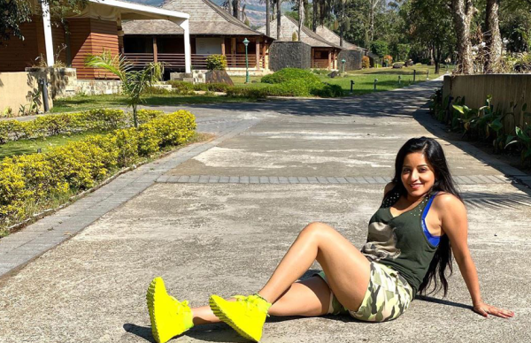 हरियाली और पहाड़ों के बीच स्थित रिसोर्ट पहुंची मोनालिसा, जमकर की मस्ती