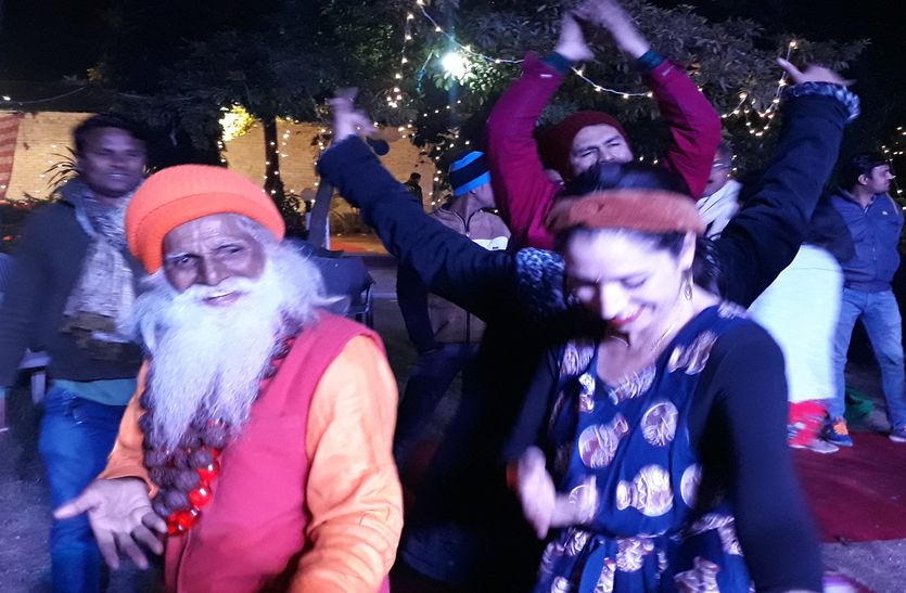 पुष्कर में नए साल के जश्न में थिरकी देश-विदेशी बालाएं…देखें वीडियो