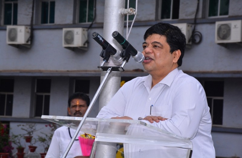 बीएसपी सीईओ ने विभागों में घूम-घूम कर दिया नए साल की बधाई