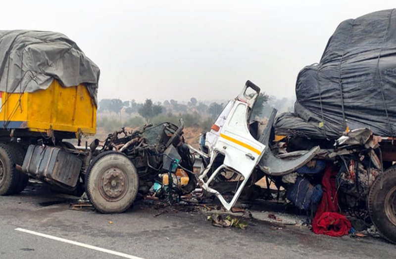 पुल पर खड़े ट्रक से टकराया ट्रोला, केबिन में फंसे चालक की मौत