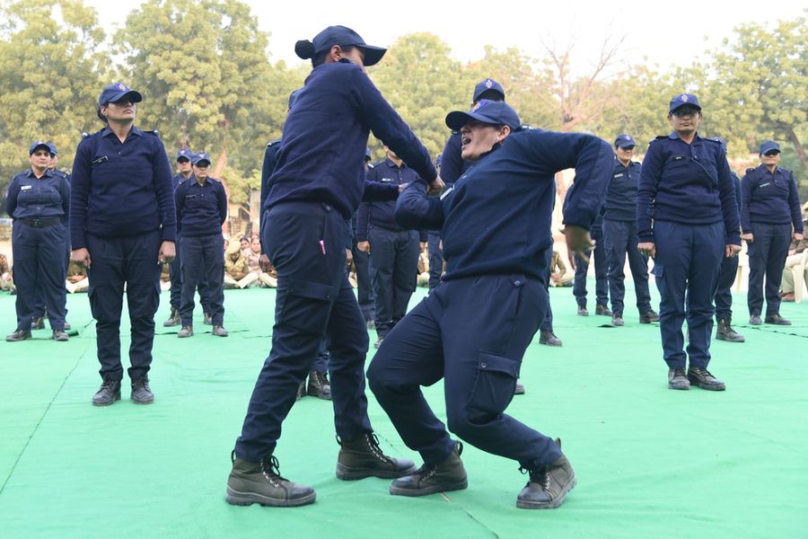 आत्मरक्षा ट्रेनिंग का पहला दिन : बेटियों के साथ मां भी सीख रहीं सेल्फ डिफेंस