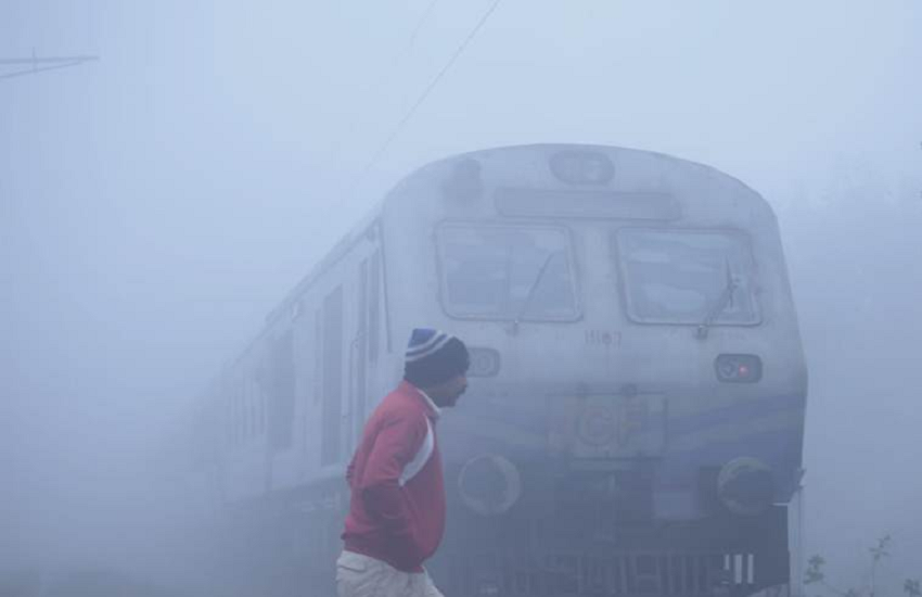 VIDEO: दिल्ली समेत उत्तर भारत में ठंड का सितम जारी, 29 ट्रेनें लेट