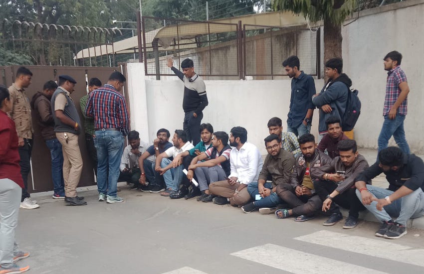 Ahmedabad News कुलपति आवास के बाहर एनएसयूआई का धरना